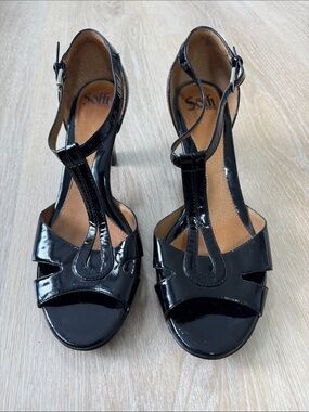 Sofft Black Patent T-Strap High Heel Sandals
